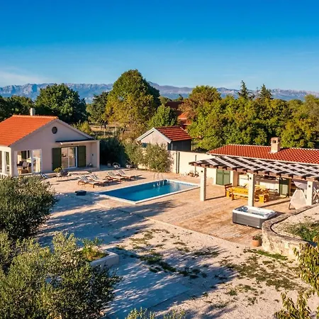 Oliveto Villa *